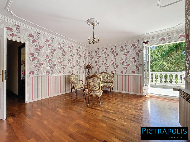 Maison - 278 m² - 9 pièces