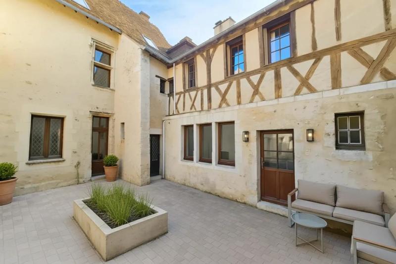 Maison - 349 m² - 11 pièces