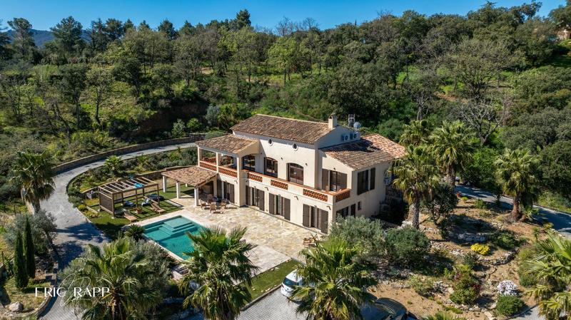 Villa - 247 m² - 6 pièces