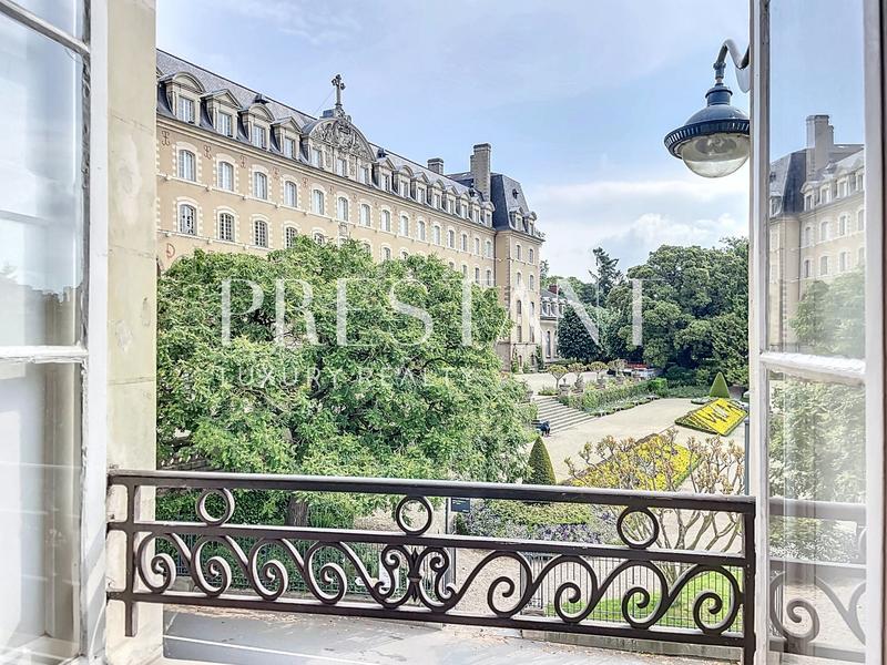 Maison - 280 m² - 9 pièces