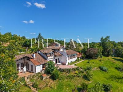 Maison - 256 m² - 12 pièces