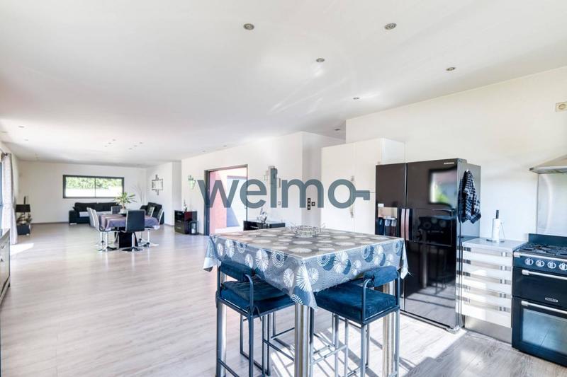 Maison - 300 m² - 8 pièces