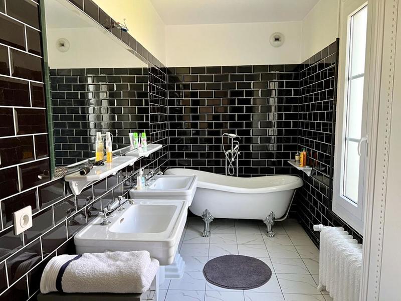 Demeure - 274 m² - 11 pièces