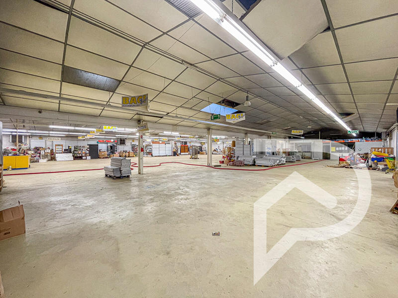 Local commercial - 3 000 m²