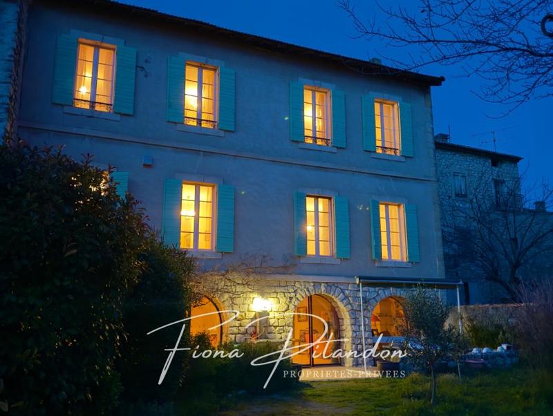 Maison - 357 m² - 13 pièces