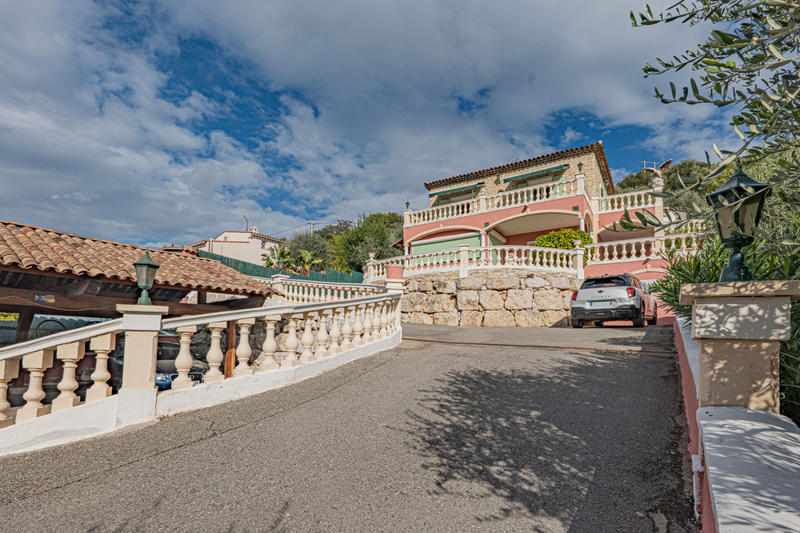 Maison - 205 m² - 9 pièces