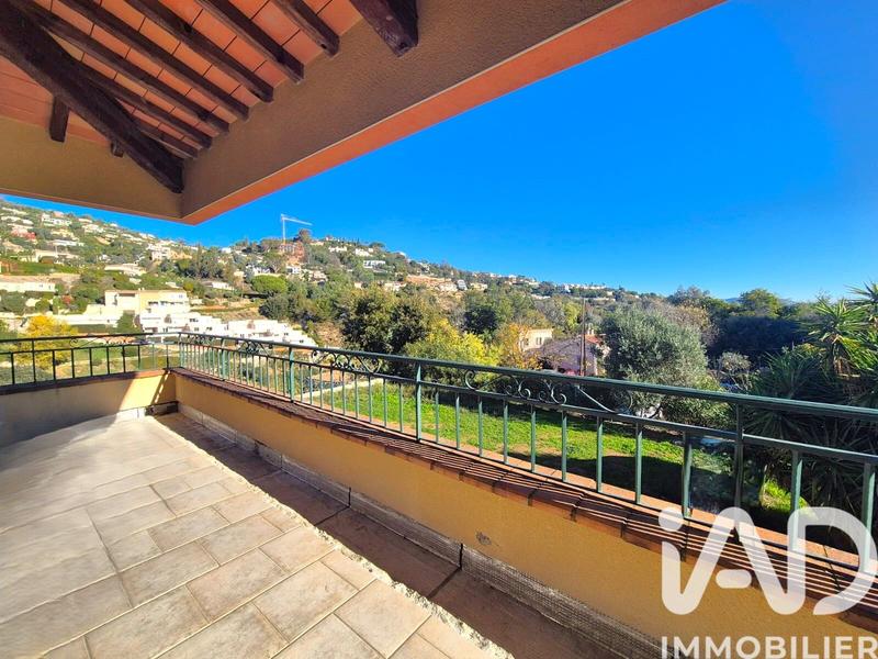 Maison - 332 m² - 10 pièces