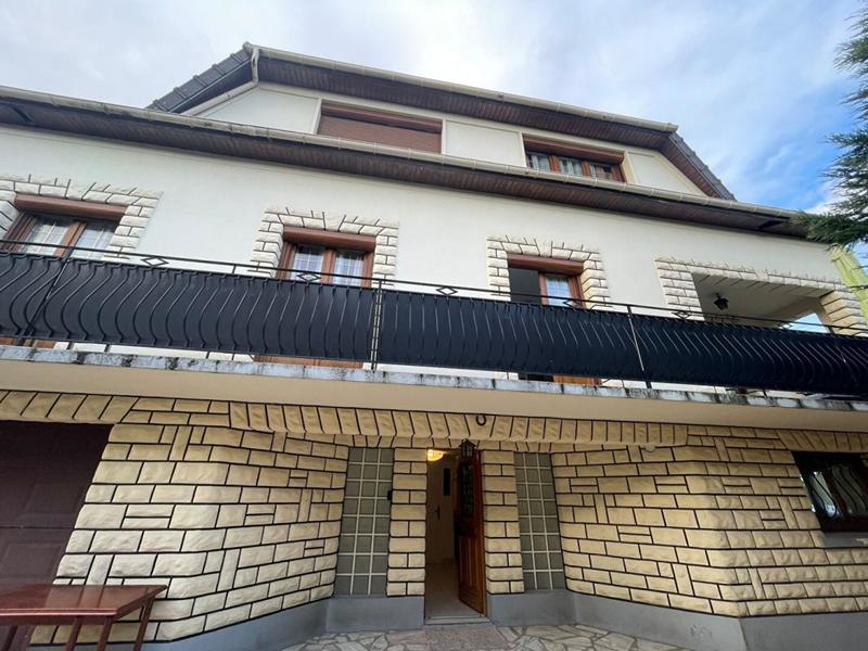 Maison - 255 m² - 9 pièces