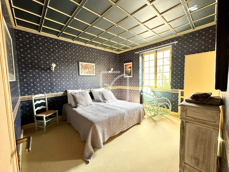 Propriété - 1 500 m² - 49 pièces