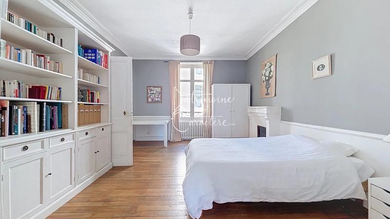 Maison - 235 m² - 10 pièces