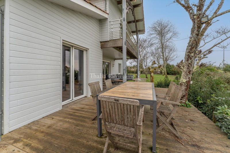 Maison - 220 m² - 8 pièces