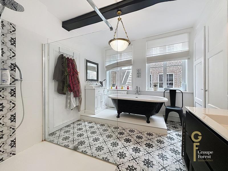 Maison - 230 m² - 8 pièces