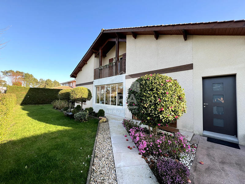 Maison - 210 m² - 7 pièces