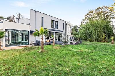 Maison - 300 m² - 5 pièces