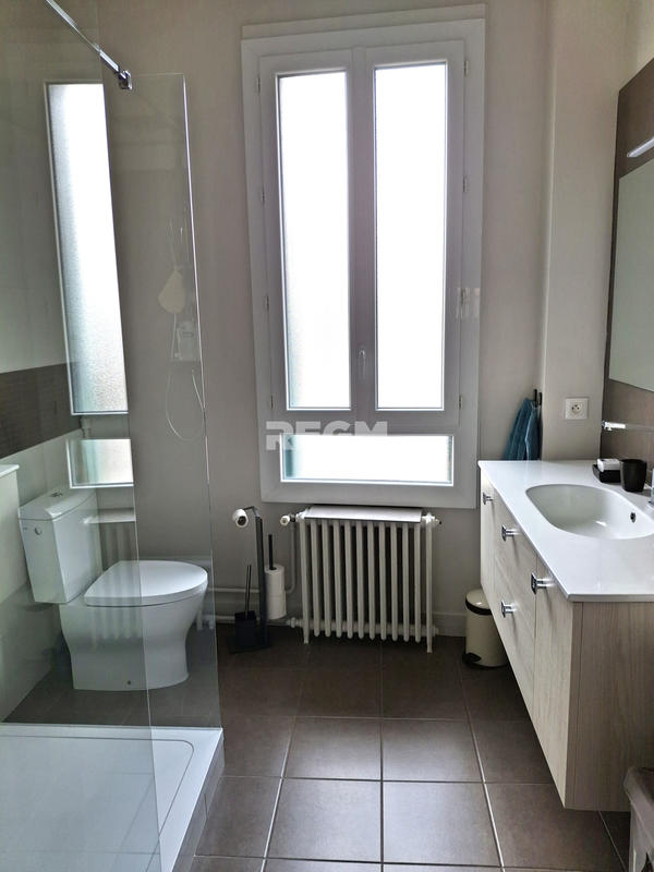 Maison - 230 m² - 9 pièces