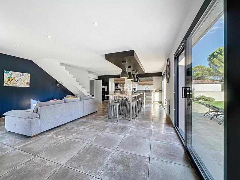 Villa - 211 m² - 10 pièces