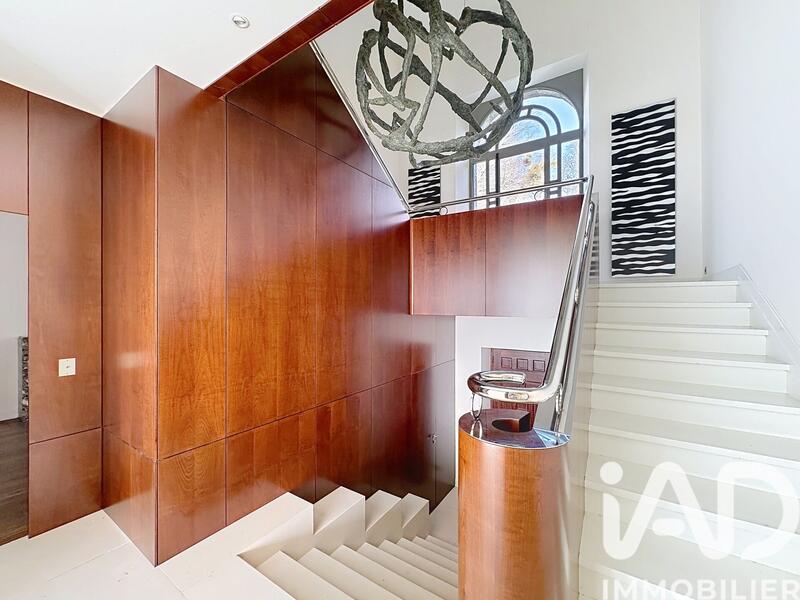 Maison - 360 m² - 12 pièces