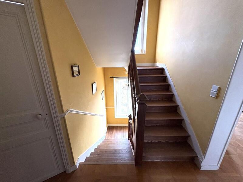 Maison - 202 m² - 9 pièces