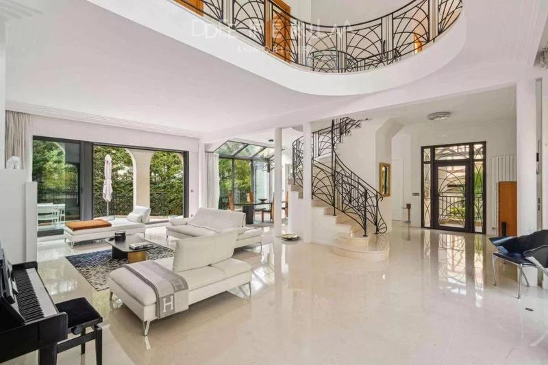 Propriété - 487 m² - 7 pièces