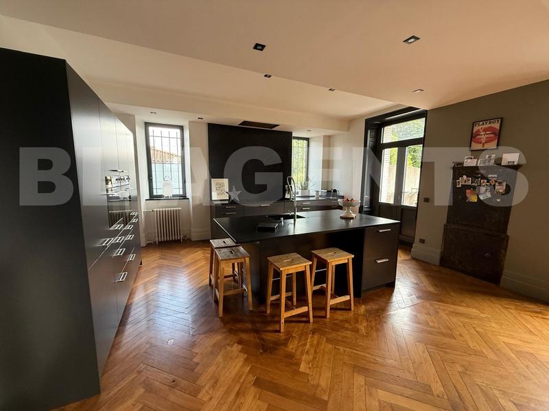 Demeure - 390 m² - 5 pièces