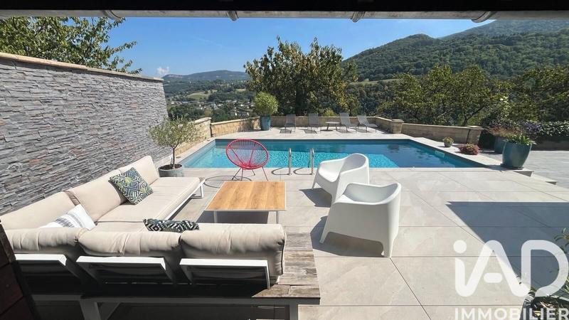 Maison - 243 m² - 9 pièces