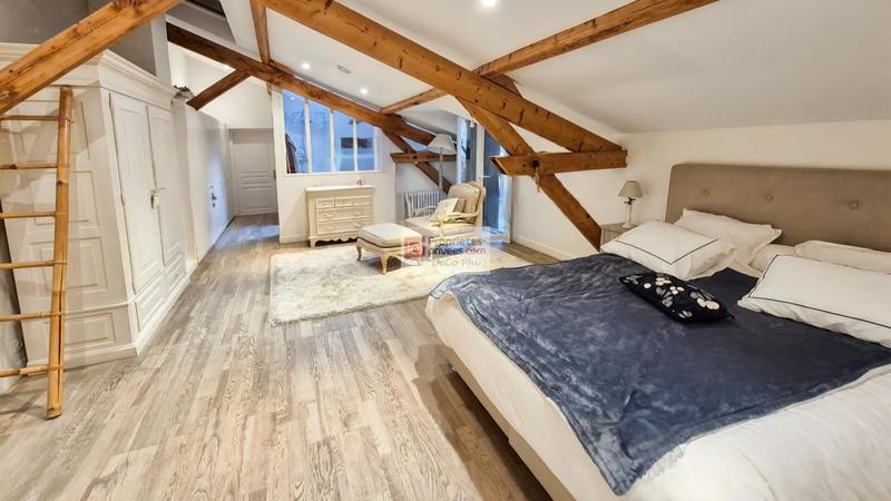 Maison - 280 m² - 9 pièces