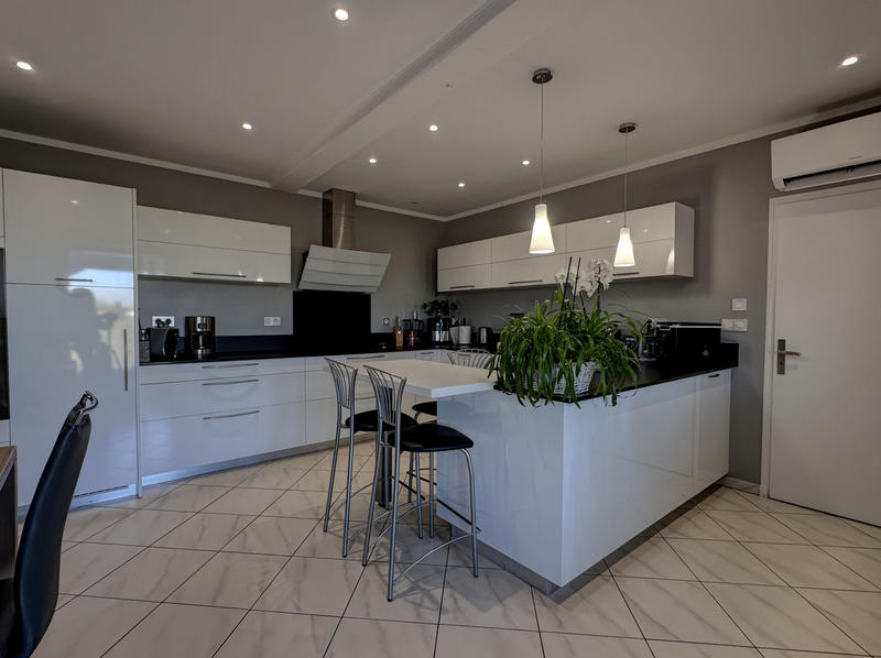 Maison - 213 m² - 7 pièces