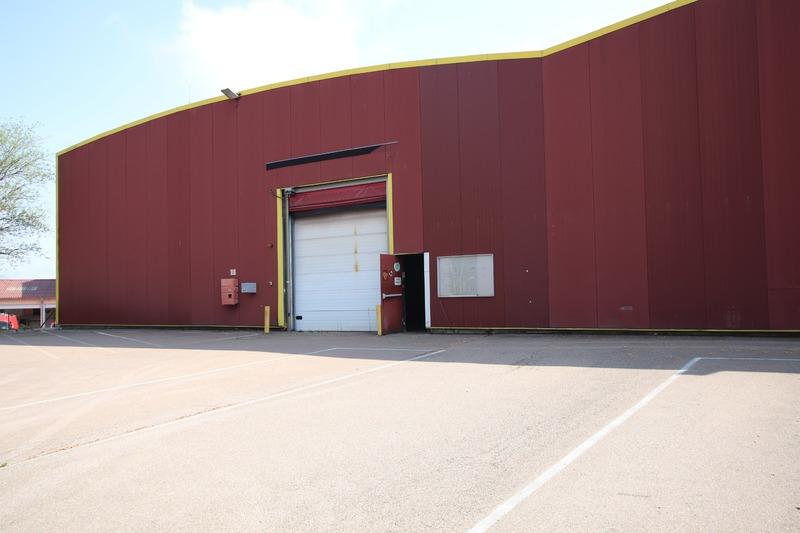 Entrepôt - 1 700 m²