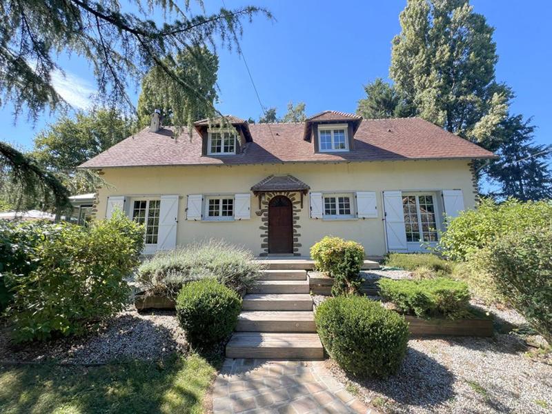 Maison - 230 m² - 9 pièces