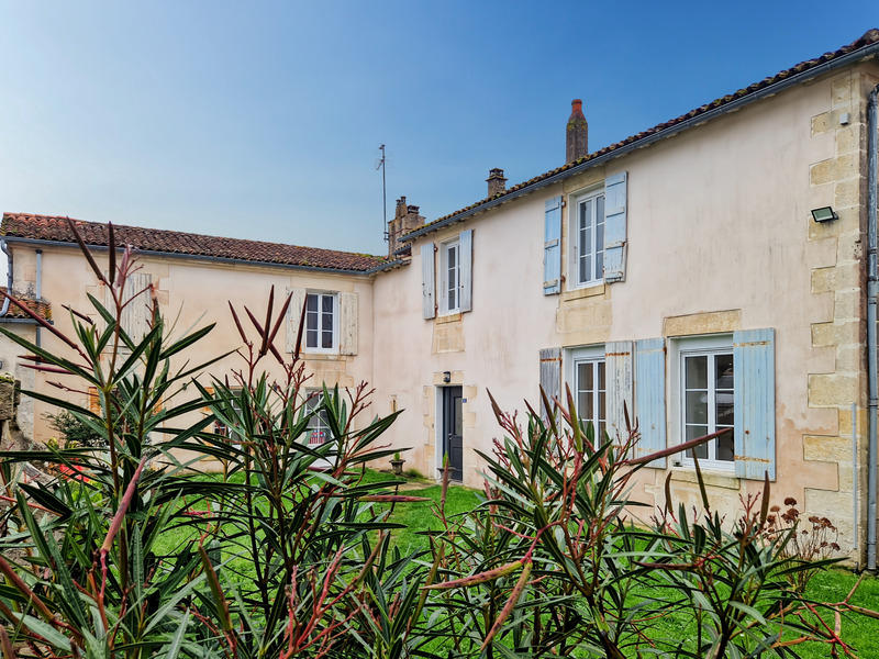Maison - 240 m² - 9 pièces