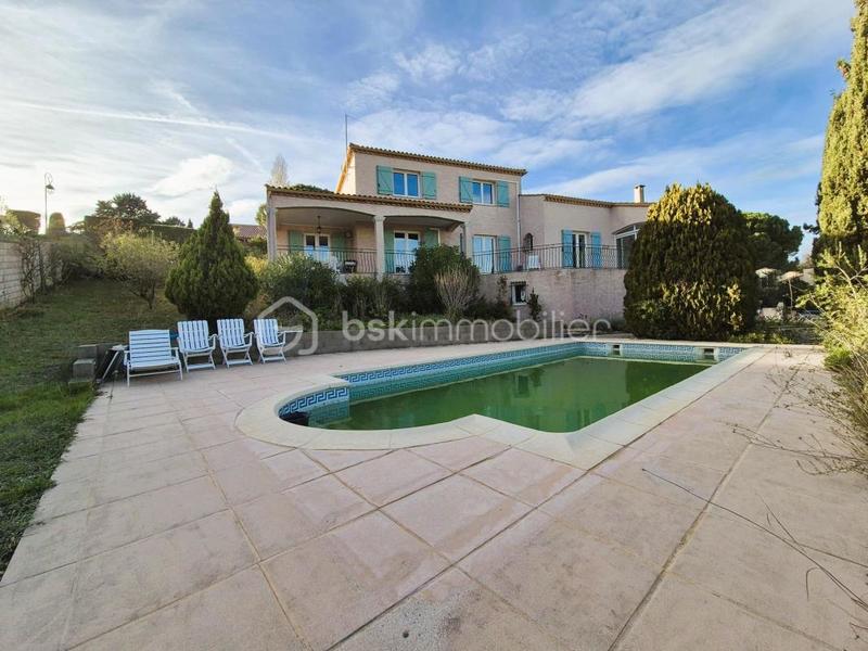 Maison traditionnelle - 235 m² - 8 pièces