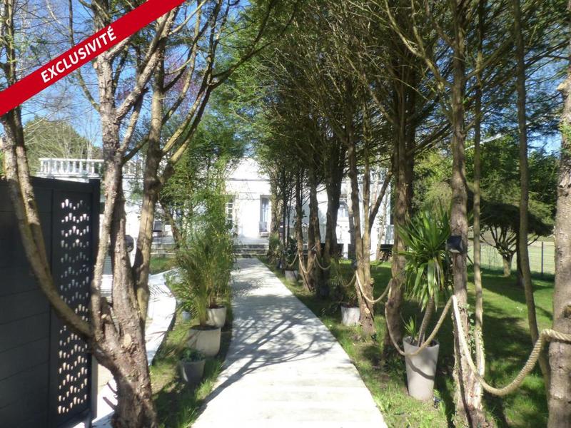 Demeure - 351 m² - 8 pièces