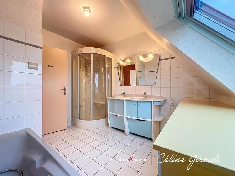 Maison - 213 m² - 9 pièces