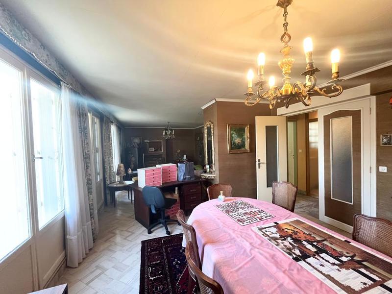 Maison - 640 m² - 10 pièces