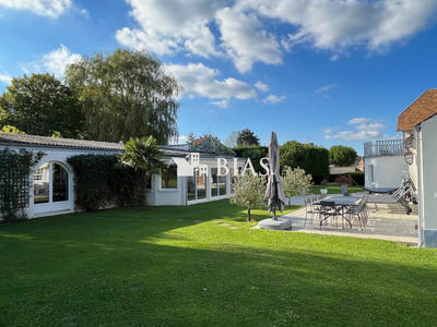 Maison - 280 m² - 8 pièces