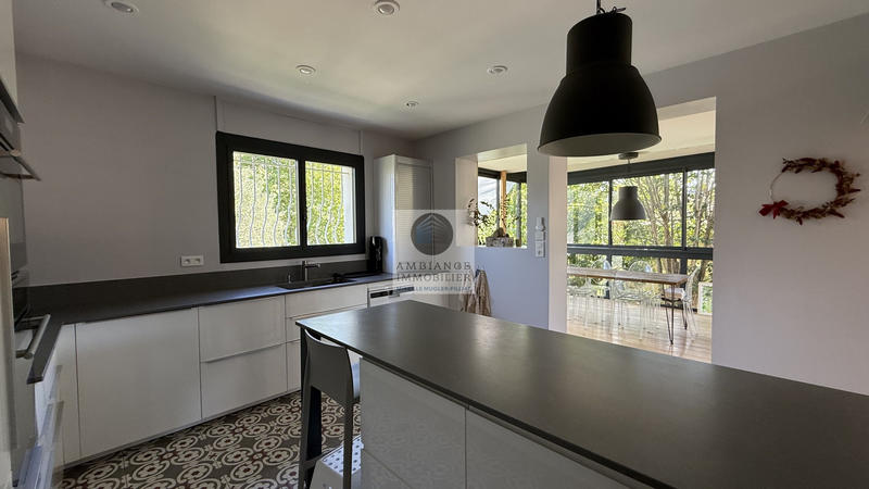 Maison - 280 m² - 10 pièces