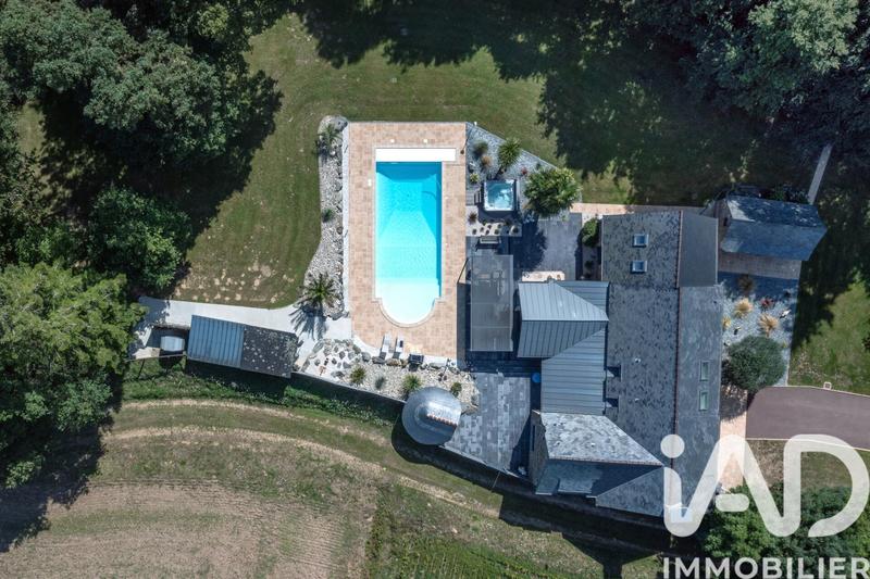 Maison - 218 m² - 8 pièces