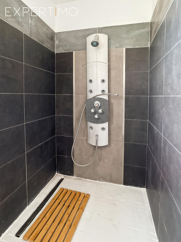 Maison - 220 m² - 8 pièces