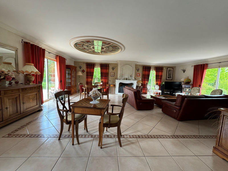 Maison - 270 m² - 9 pièces