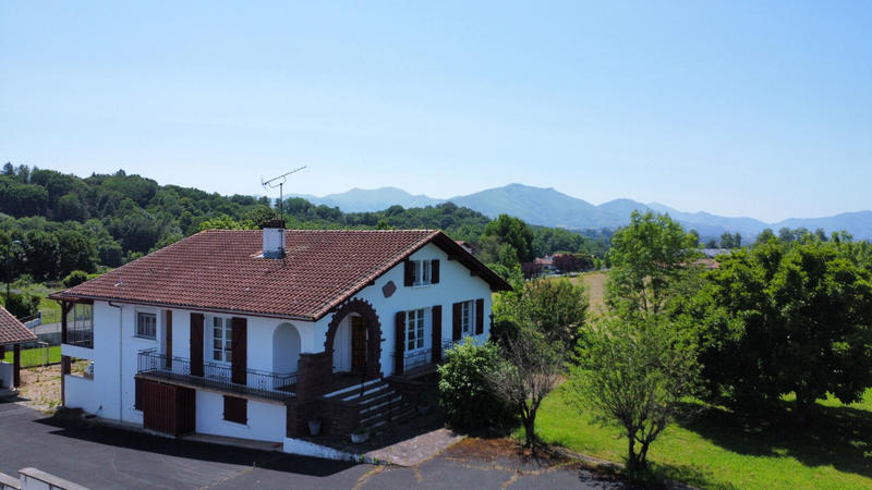 Maison - 220 m² - 10 pièces