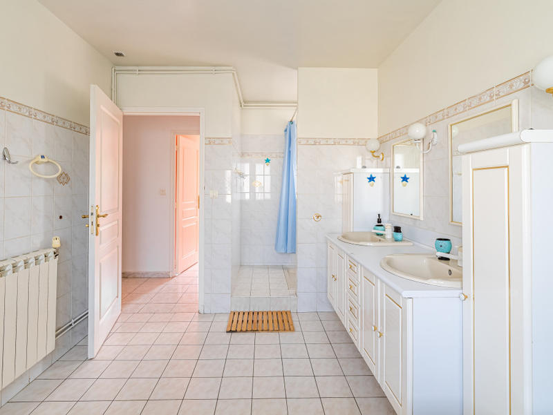 Maison - 232 m² - 12 pièces