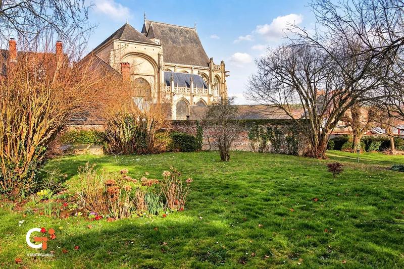 Maison - 242 m² - 9 pièces