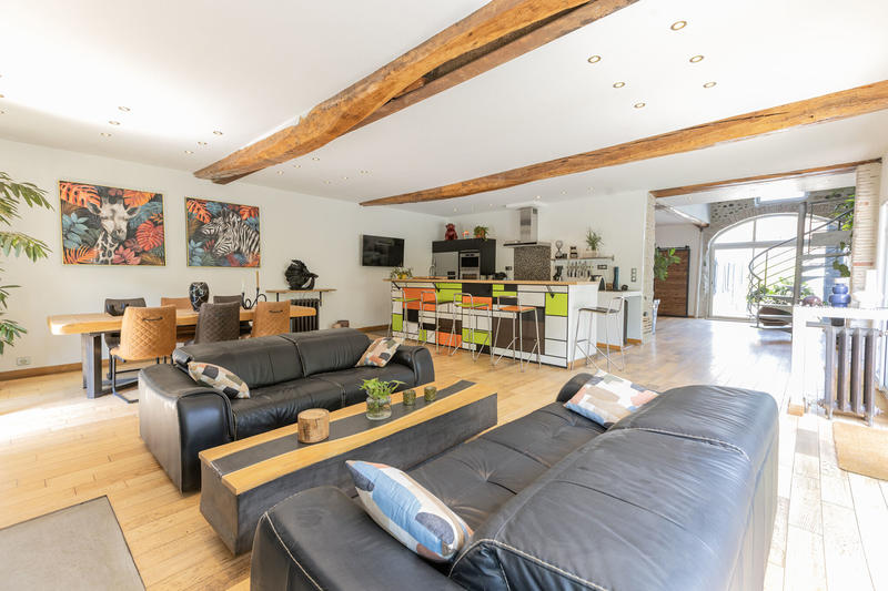 Maison - 300 m² - 11 pièces