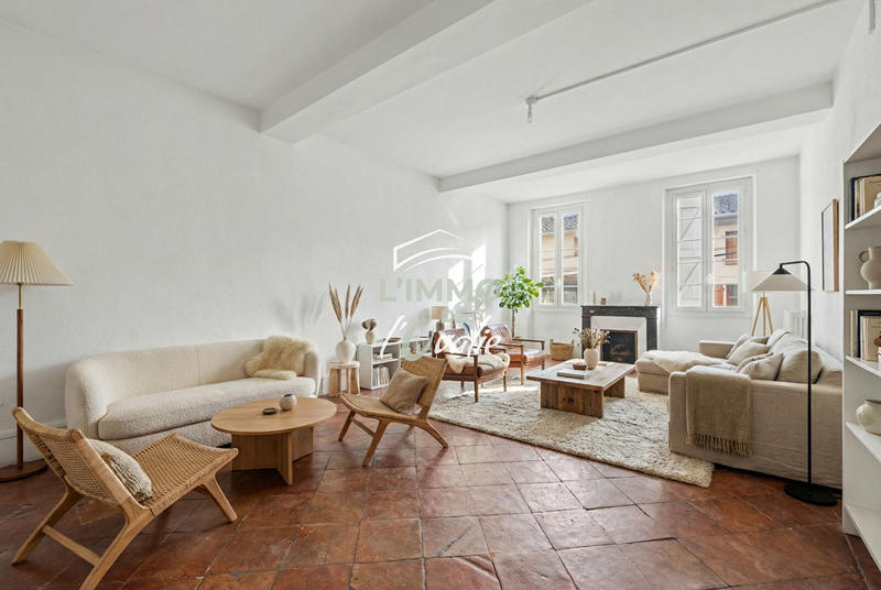 Maison - 327 m² - 9 pièces