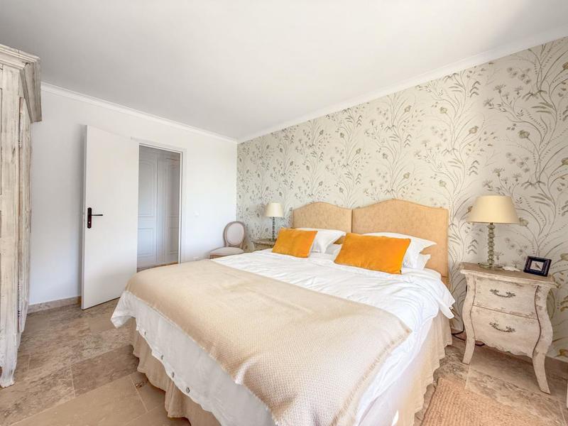 Maison - 250 m² - 6 pièces