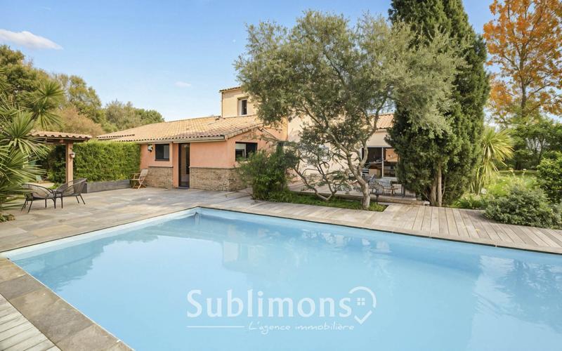 Maison traditionnelle - 246 m² - 8 pièces