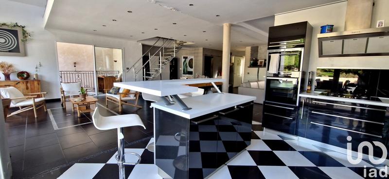 Maison - 240 m² - 7 pièces