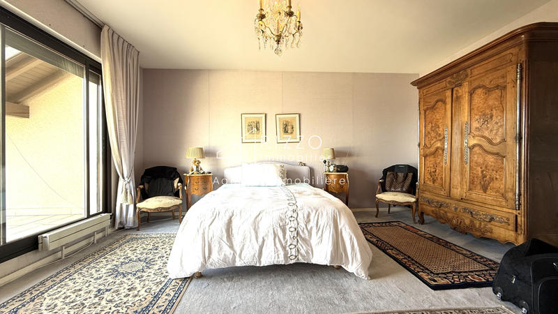 Maison - 330 m² - 12 pièces