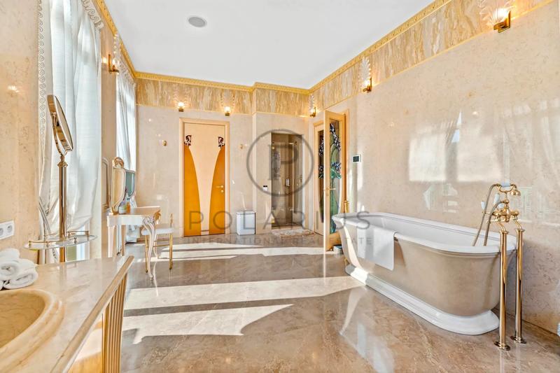 Villa - 1 000 m² - 15 pièces