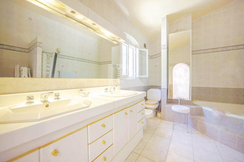 Villa - 300 m² - 8 pièces